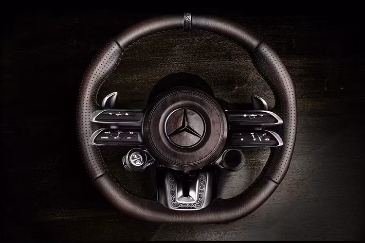 Tuy nhiên, điểm nhấn thực sự nằm ở nội thất khi cabin được bọc hoàn toàn bằng da bò cao cấp, được xử lý thủ công với kỹ thuật patina và nhuộm màu. Nội thất còn có các chi tiết da hải cẩu và các họa tiết chạm khắc tinh xảo trên bảng điều khiển.