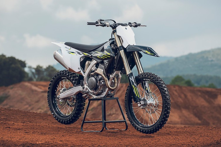 Triumph vừa vén màn mẫu xe địa hình TF 250-X 2026 , tiết lộ hàng loạt cập nhật cho mẫu "cào cào" motorcross chuyên nghiệp này. Những thay đổi này diễn ra khi xe bước vào mùa giải thi đấu thứ ba và hứa hẹn cải thiện khả năng truyền lực, kiểm soát thân xe và độ bền của các bộ phận.