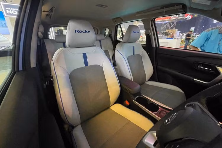 Động cơ kết hợp với hệ thống e-Smart Hybrid, hoạt động như một máy phát điện, cung cấp năng lượng cho pin lithium-ion và mô-tơ điện gắn ở cầu trước. Mô-tơ điện có công suất tối đa 104 mã lực và mô-men xoắn cực đại 170 Nm.