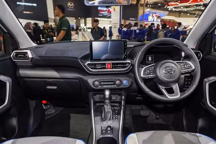 Trang bị của Daihatsu Rocky Hybrid khá đầy đủ với bảng đồng hồ kỹ thuật số, phanh tay điện tử, tính năng tự động giữ phanh tạm thời, ổ điện 100V, hệ thống cảnh báo tiền va chạm, phanh tiền va chạm, kiểm soát chân ga, cảnh báo khi phương tiện phía trước khởi hành, cảnh báo lệch làn đường và ngăn lệch làn đường.