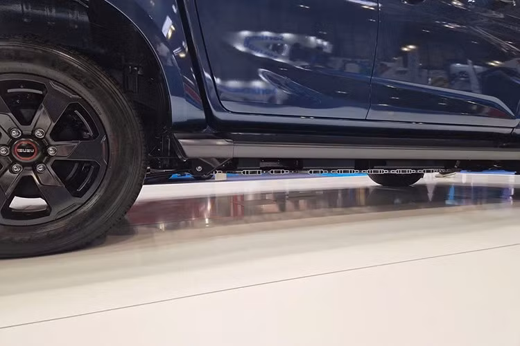 Tại thị trường Châu Âu, Isuzu D-Max EV có giá khởi điểm là 59.995 bảng Anh (tương đương khoảng 2,1 tỷ đòng), chưa bao gồm VAT. Mức giá này cao hơn đáng kể so với bản động cơ diesel tiêu chuẩn có giá 27.755 bảng (khoảng 980 triệu đồng).