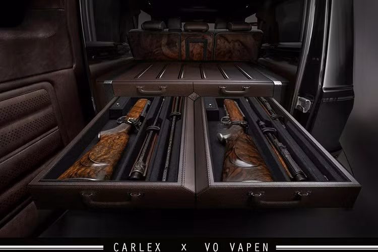 Về 4 khẩu súng, chúng được đặt trong một hộp đựng bọc da sang trọng ở cốp xe. Mỗi khẩu được lấy cảm hứng từ các nhân vật thần thoại Bắc Âu như Odin, Thor, Loki và truyền thuyết Thụy Điển Midvinterblot.