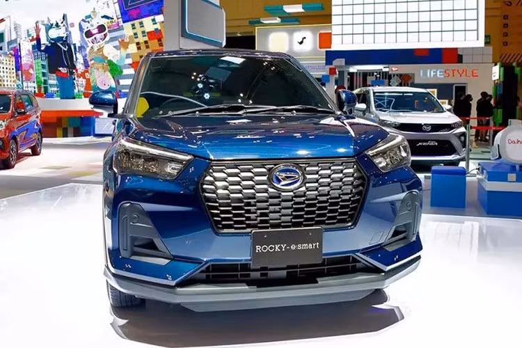 Tại triển lãm Gaikindo Indonesia International Auto Show (GIIAS 2025) sắp khai mạc vào cuối tháng này, thương hiệu Daihatsu sẽ ra mắt dòng xe điện hóa đầu tiên của mình. Thông tin này được tiết lộ bởi một nhân viên bán hàng của Daihatsu.