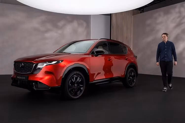 Theo kế hoạch, Mazda CX-5 2026 bán ra từ đầu năm 2026, giá công bố cùng thời điểm. CX-5 nằm cùng phân khúc với Honda CR-V, Hyundai Tucson, Kia Sportage, Ford Territory.