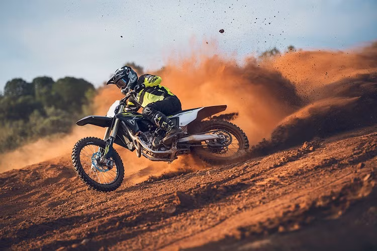 Những chiếc xe cào cào Triumph TF 250-X nâng cấp đầu tiên dự kiến sẽ có mặt tại các đại lý vào mùa hè này và sẵn sàng cho cuộc đua vào năm 2026.