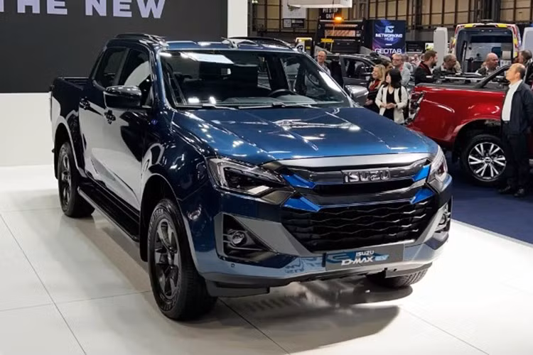 Theo đó, những chiếc xe Isuzu D-Max EV 2026 đầu tiên dự kiến sẽ được bàn giao cho khách hàng vào tháng 2/2026. Đây là mẫu bán tải thuần điện đầu tiên của Isuzu, từng được giới thiệu lần đầu vào tháng 4 năm nay và được định hướng cho thị trường châu Âu.