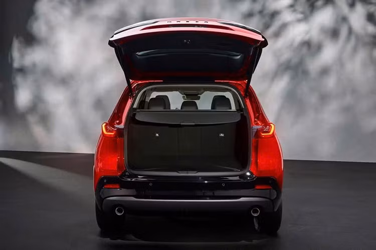 Sự thay đổi về kích thước mang đến không gian nội thất rộng rãi hơn cho mẫu SUV cỡ C này. Trang bị của xe cũng tiện nghi, hiện đại hơn với màn hình cảm ứng trung tâm có kích thước từ 12,9 - 15,6 inch, tùy phiên bản. Bên cạnh đó là bảng đồng hồ kỹ thuật số 10,25 inch, sạc không dây Qi, cửa sổ trời toàn cảnh và hệ thống âm thanh Bose 12 loa.