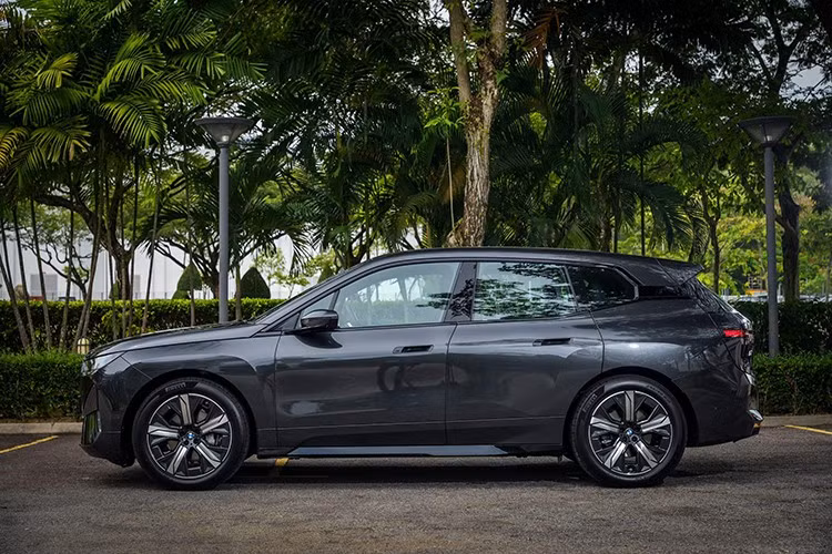 Trong khi đó, phiên bản cao cấp xDrive60 M Sport Pro có giá từ 487.800 RM (hơn 3 tỷ VNĐ) và lên tới 522.700 RM (khoảng 2,2 tỷ đồng) với gói bảo hành mở rộng. Về thiết kế, BMW iX 2025 có những thay đổi rõ rệt ở ngoại thất.