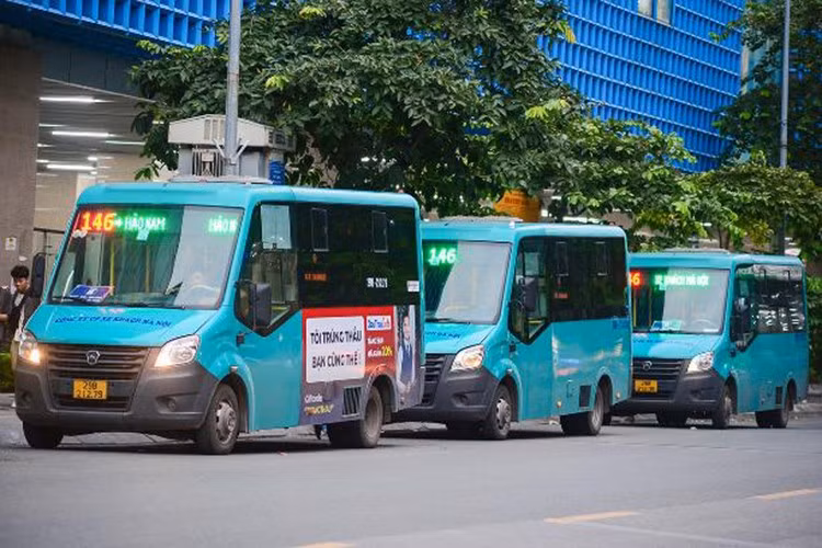 Chỉ thị 20 của Thủ tướng Chính phủ yêu cầu đẩy mạnh giải pháp giảm phát thải. Theo đó, UBND TP Hà Nội giao Sở Nông nghiệp &amp; Môi trường phối hợp các đơn vị liên quan xây dựng kế hoạch chi tiết, để trình phê duyệt trước ngày 25/7/2025. Sau khi ban hành, lộ trình dự kiến cho thấy: từ ngày 1/7/2026, Hà Nội chính thức cấm lưu thông xe máy, mô tô sử dụng nhiên liệu hóa thạch (xăng, dầu) trong nội đô Vành đai 1. Các biện pháp chuẩn bị bao gồm hỗ trợ đổi xe cũ sang xe điện, triển khai các loại phương tiện công cộng thích hợp và xây dựng hạ tầng phù hợp.