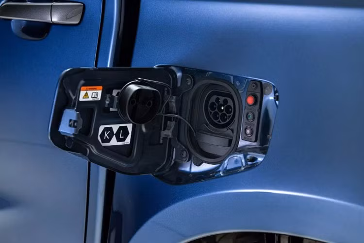 Thông số vận hàng được xem là phù hợp với phân khúc bán tải cỡ trung, dù thấp hơn so với nhiều mẫu xe điện du lịch. D-Max EV được hỗ trợ sạc nhanh DC công suất tối đa 50 kW, giúp nạp từ 20–80% pin trong khoảng 1 giờ.