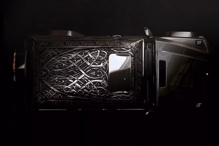 VO Vapen đã chế tác bốn khẩu súng trường bespoke dành riêng cho G-Viking, trông như những tác phẩm nghệ thuật hơn là vũ khí săn bắn.