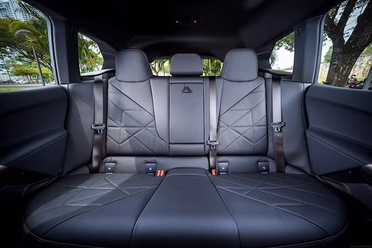 Phiên bản BMW iX xDrive45 Sport này có quãng đường di chuyển tối đa 602 km sau một lần sạc đầy. Xe có thể được sạc đầy pin trong 5 giờ và sạc nhanh DC 175 kW, từ 10-80% trong 34 phút.