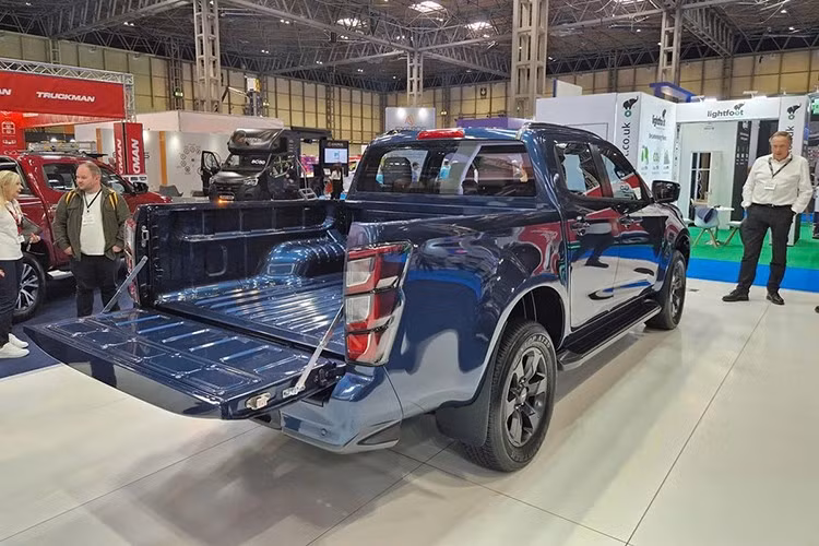 Khung gầm của xe được phát triển từ nền tảng D-Max hiện tại, tuy nhiên hệ thống treo sau đã được thay đổi sang dạng De-Dion thay cho lò xo lá truyền thống, nhằm mang lại trải nghiệm êm ái hơn cho người dùng.