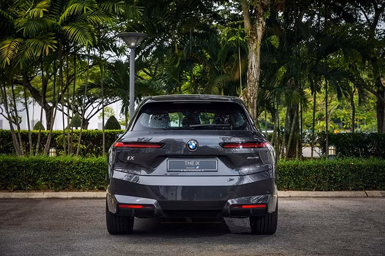 BMW iX xDrive60 còn được tăng quãng đường di chuyển sau một lần sạc đầy pin lên 701 km. Xe mất 5 giờ 45 phút để sạc đầy, Đối với sạc nhanh DC 195 kW mất 35 phút để đạt 80%