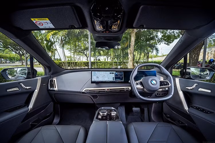 Nội thất của BMW iX 2025 không có nhiều thay đổi so với bản tiền nhiệm. Khoang cabin của xe vẫn được thiết kế theo phong cách tối giản hiện đại với bảng đồng hồ kỹ thuật số 12,3 inch và màn hình trung tâm 14,9 inch, chạy hệ điều hành BMW iDrive 8.5 mới nhất.