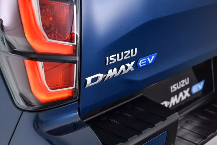 Ngoài màu sơn tiêu chuẩn Splash White, khách hàng có thể chọn thêm các màu kim loại như Mercury Silver, Obsidian Grey, Onyx Black, Biarritz Blue và màu trắng ngọc trai Dolomite dành riêng cho bản cao cấp nhất. Đáng chú ý, chiếc xe trưng bày tại lễ ra mắt được khoác lên mình bộ áo Norwegian Blue kết hợp bộ mâm hợp kim 18 inch sơn đen nổi bật.