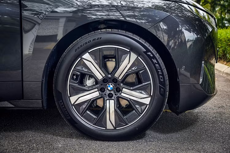 Bản xDrive45Xe được trang bị bộ mâm 21 inch dạng khí động học, trong khi bản xDrive60 lại có mâm 22 inch kết hợp cùm phanh đỏ và gói ngoại thất M Shadowline với cụm đèn hậu tối màu.