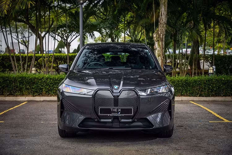 Cả hai phiên bản đều được trang bị gói hỗ trợ lái Driving Assistant Professional với loạt tính năng như: phanh khẩn cấp tự động, hỗ trợ giữ làn, kiểm soát hành trình thích ứng, cảnh báo lệch làn, đọc biển báo giao thông và hỗ trợ đỗ xe Parking Assistant Plus.