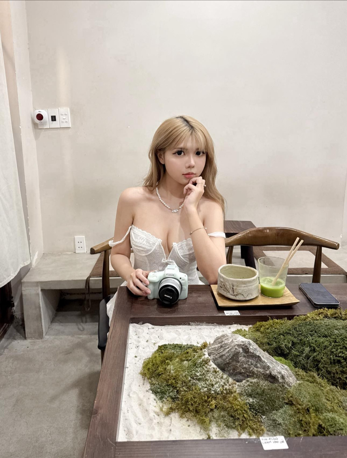 Có thể thấy, nàng streamer đã khéo léo lựa chọn xây dựng hình ảnh theo hướng đáng yêu và gần gũi, khác biệt so với việc chỉ tập trung vào sự gợi cảm.