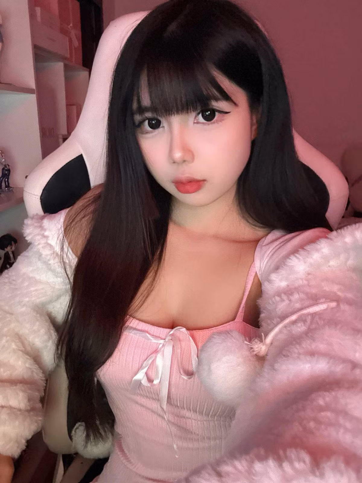 Màn khoe body nét căng của Hà Phương Boo khiến nhiều người không tin vào mắt mình. Thậm chí còn nghi ngờ rằng đây không phải là ảnh chụp thật mà là sản phẩm được tạo ra từ công nghệ trí tuệ nhân tạo (AI).