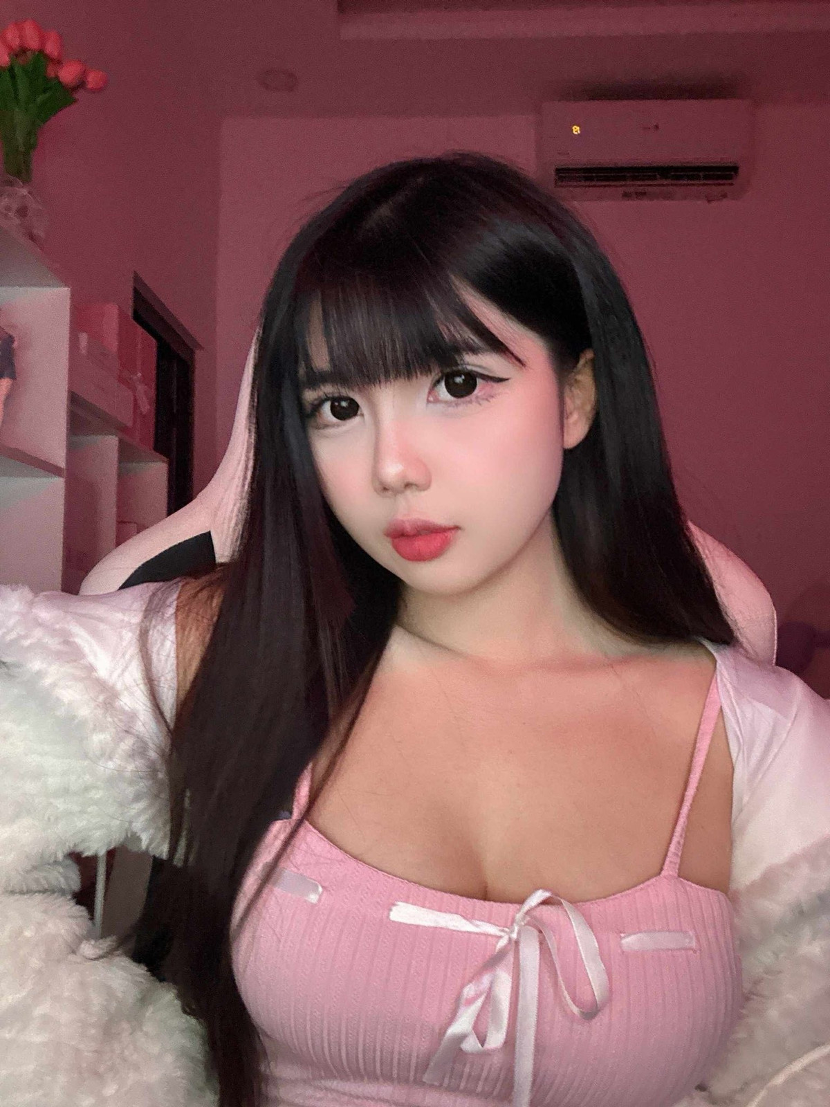 Ngay lập tức, phần bình luận dưới bài đăng đã bùng nổ với hàng nghìn lượt khen ngợi và thả tim. Dân mạng bắt đầu truyền tay nhau bức ảnh, khen ngợi nhan sắc của Hà Phương Boo, biến bức ảnh selfie đơn giản “viral” hơn bao giờ hết.