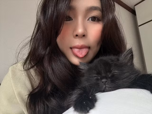 Miên Trinh thật thà rằng, bản thân không sử dụng "dating app" mà sẽ chỉ tìm hiểu đối tượng có bạn chung. Cô nàng cũng công khai "gu" nửa kia sẽ là người kiên nhẫn, chăm sóc cho bạn gái theo kiểu "để anh".