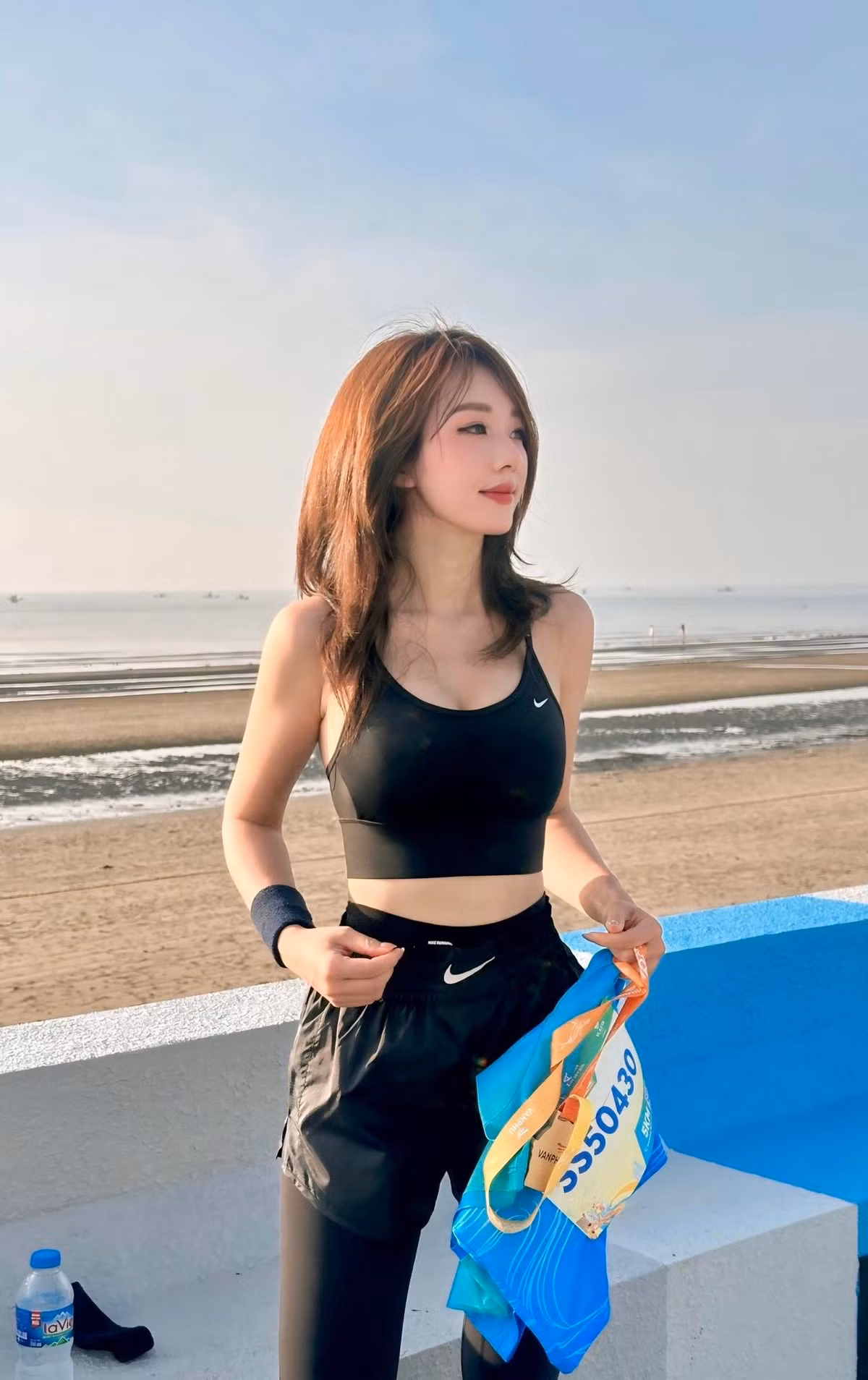 Trên trang cá nhân, không khó để bắt gặp những bức hình check-in trên đường chạy hay tham dự giải của nữ nhân viên ngân hàng. Ảnh sử dụng trong bài: FBNV