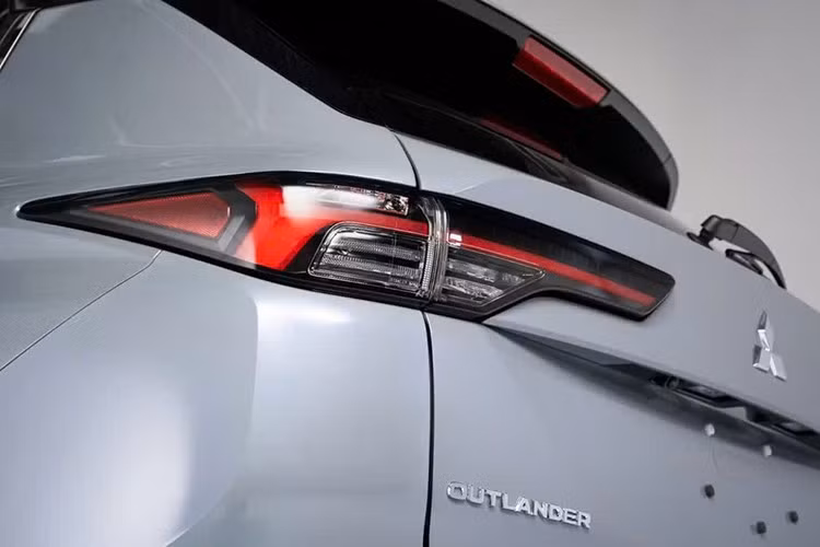 Về mặt ngoại hình, Outlander Trail Edition được làm mới bằng các chi tiết ốp nhựa đen ở hốc bánh xe, cản dưới và thân xe. Mitsubishi cũng cung cấp tùy chọn giá nóc Thule Caprock đi kèm phụ kiện gắn kayak, hộp đồ hoặc giá treo xe đạp...
