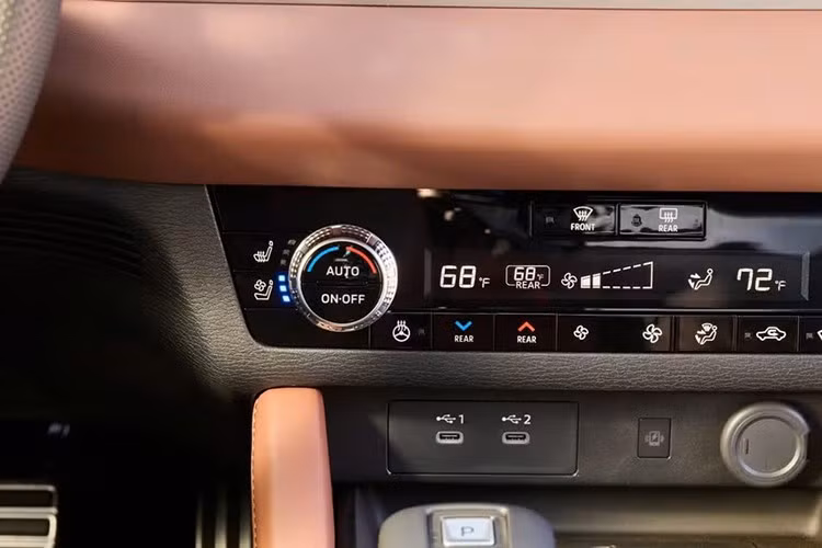 Xe còn thảm sàn và lót khoang hành lý chịu mọi thời tiết, hệ thống rửa đèn pha, gạt mưa có sưởi, 5 cổng USB-C và gói hỗ trợ lái Mi-Pilot Assist với các tính năng an toàn chủ động như kiểm soát hành trình thích ứng và hỗ trợ giữ làn đường.