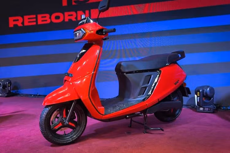 Pin của Kinetic DX có tuổi thọ lên tới 2.500 – 3.500 chu kỳ sạc, gấp khoảng 4 lần so với các đối thủ, theo tuyên bố từ hãng. Xe đạt quãng đường hoạt động 116 km theo chuẩn IDC và có thể đạt tốc độ tối đa 90 km/h. Với bộ sạc bán kèm xe, chỉ tốn khoảng 4 giờ để sạc đầy pin từ 0 - 100% pin.