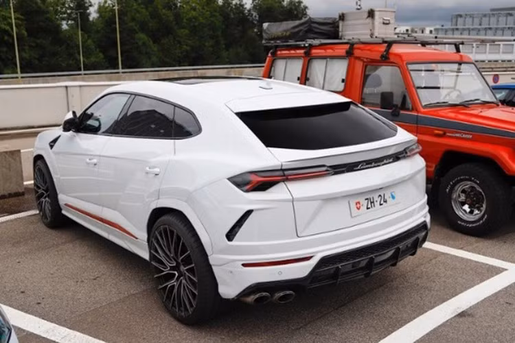 Dưới nắp ca-pô, Urus được trang bị động cơ V8 tăng áp kép dung tích 4.0L, cho công suất 650 mã lực và mô-men xoắn 850 Nm. Trên phiên bản nâng cấp giữa vòng đời gồm Urus S và Urus Performante mức công suất được đẩy lên 666 mã lực, giúp cải thiện khả năng vận hành đáng kể.