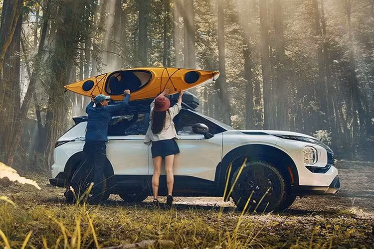 Năm 2025 sẽ là năm cuối cùng Mitsubishi cung cấp Outlander với động cơ đốt trong thuần túy. Bắt đầu từ 2026, mẫu xe sẽ chuyển sang sử dụng động cơ tăng áp 1.5L tích hợp hệ thống hybrid nhẹ hoặc cấu hình plug-in hybrid mới được nâng cấp.