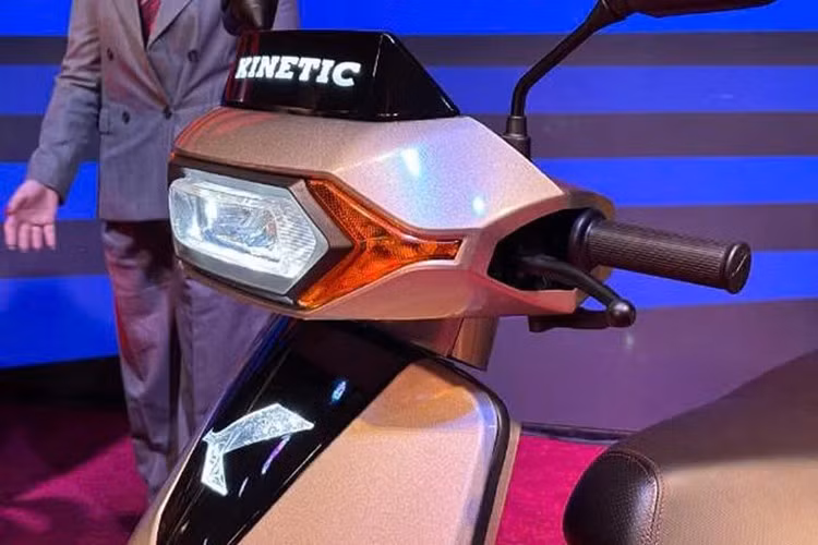 Gác chân sau có cơ chế gập kiểu EasyFlip, cốp xe rộng 37 lít có thể chứa một mũ bảo hiểm toàn đầu, một nửa đầu và một ít hàng hóa. Đặc biệt, sàn xe phẳng và cực rộng rãi để người sử dụng có thể để chân và chứa các đồ dùng vật dụng thoải mái.