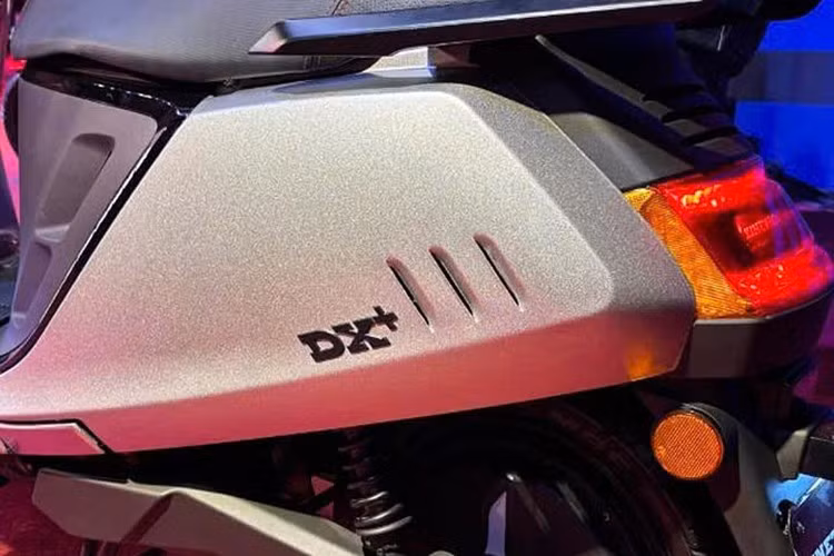 Ngoài ra, xe còn được trang bị hệ thống EasyKey – khởi động không cần chìa khóa vật lý, chỉ dùng mật khẩu. Thông qua ứng dụng Telekinetics, người dùng có thể điều khiển xe từ xa, bao gồm khởi động/tắt máy, mở nắp sạc, cập nhật phần mềm từ xa, và cài đặt vùng an toàn. Hệ thống cũng gửi cảnh báo nếu có ai đó cố gắng nhập sai mật khẩu hơn 10 lần liên tiếp.