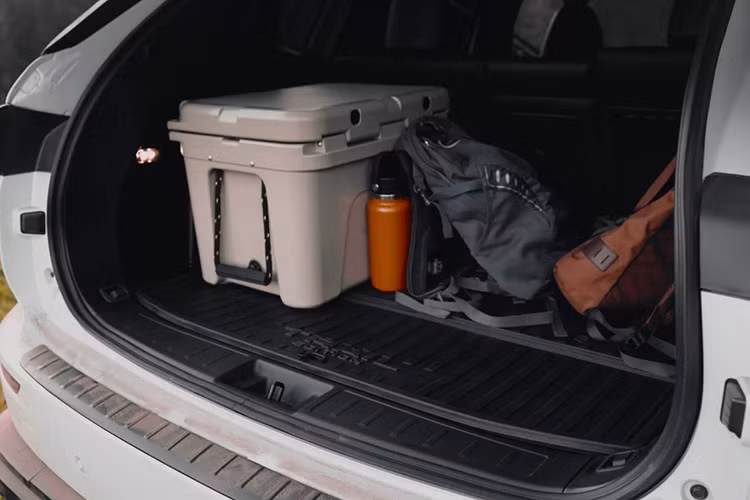 Xe vẫn sử dụng động cơ 4 xi-lanh 2.5L, hộp số CVT và hệ dẫn động 4 bánh toàn thời gian S-AWC, trong khi hệ thống treo không thay đổi. Vì vậy, mẫu SUV này phù hợp hơn với các cung đường sỏi hoặc dã ngoại nhẹ nhàng, thay vì địa hình khắc nghiệt.