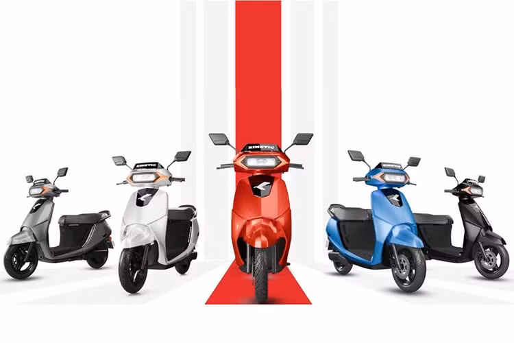 Kinetic DX sẽ được bán ra thị trường Ấn Đọ với hai phiên bản gồm: bản tiêu chuẩn có giá 111.499 rupee (tương đương 33,5 triệu đồng) và bản DX+ có giá 117.499 rupee (khoảng 35,4 triệu đồng).