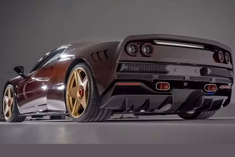 Bắt đầu từ thân xe, giờ đây được trang bị các tấm ốp hoàn toàn mới làm từ sợi carbon siêu nhẹ với tông màu đỏ quyến rũ. Đây là chi tiết thường thấy ở những nhà sản xuất siêu xe như Pagani và Koenigsegg. Phía trước, 273 Potenza hoàn toàn mới.