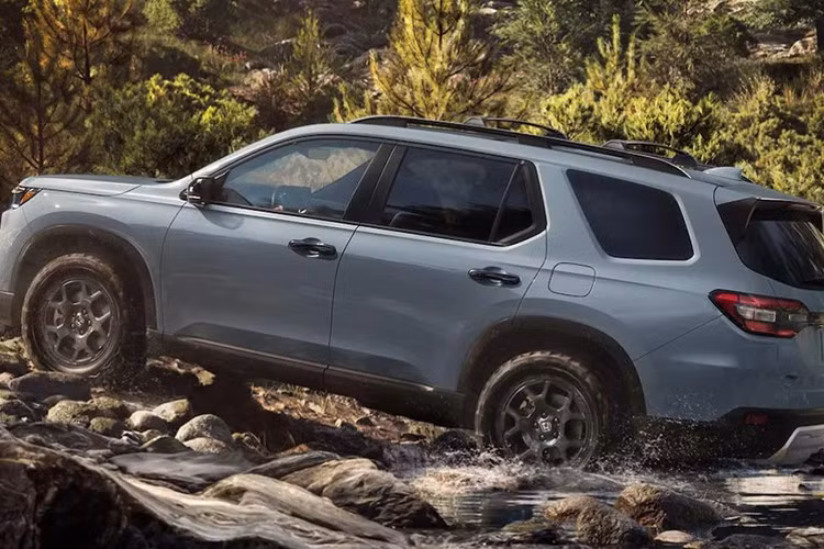 Về thiết kế, Honda Pilot 2026 không đi theo hướng hầm hố như "người anh em" Passport mà tiếp tục duy trì phong cách trung tính, dễ tiếp cận với nhóm khách hàng gia đình.