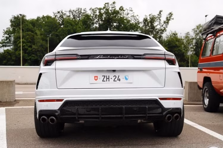 Tại Thụy Sĩ, một chiếc Lamborghini Urus đời 2018 đã lăn bánh khoảng 89.500 km hiện được rao bán với giá khoảng 179.000 CHF (5,77 tỷ đồng) chỉ bằng hơn một nửa giá trị của tấm biển số.