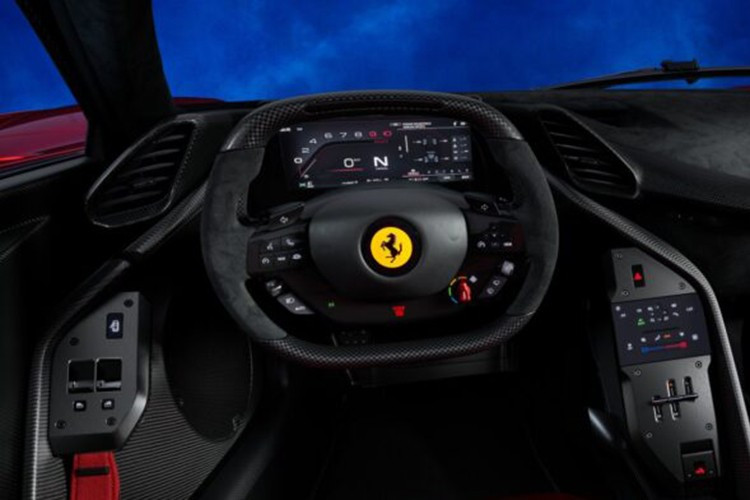 Nội thất của Ferrari cũng có nhiều thay đổi. Nâng cấp rõ ràng nhất là hộp số được thiết kế lại hoàn toàn, giờ đây bao gồm cần số mới. Bảng điều khiển cũng được tùy chỉnh để trông gợi nhớ hơn đến bảng điều khiển của 288 GTO , và giờ đây thậm chí còn bao gồm một bộ điều khiển HVAC độc đáo.