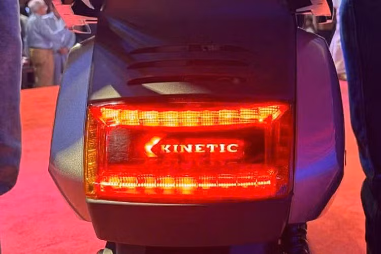 Về mặt hiệu suất, Kinetic DX được trang bị động cơ điện gắn trục sau với công suất cực đại lên tới 4,8 kW và tốc độ tối đa là 90 km/h. Xe có 3 chế độ lái: tiết kiệm (Range), bình thường (Power) và mạnh mẽ (Turbo) nhằm đáp ứng những trường hợp khác nhau từ phía người sử dụng