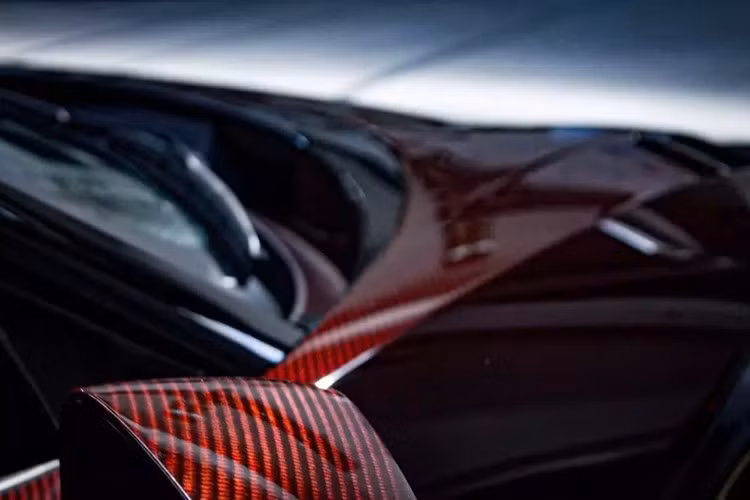 Thật khó tin, phần đuôi xe có thể còn đẹp hơn cả phần đầu. Cụm đèn hậu F8 Tributo quen thuộc vẫn còn đó, nhưng giờ đây đã được độ lại nắp động cơ, ốp hông, bộ khuếch tán và cản xe, tất cả đều được chế tác từ sợi carbon đỏ sẫm. Thậm chí còn có cả ống xả titan siêu nhẹ.