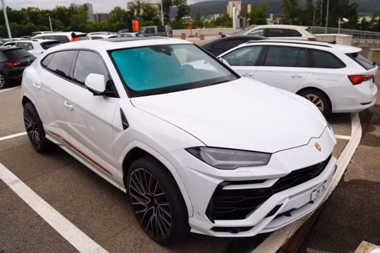 Được mệnh danh là “con gà đẻ trứng vàng” cho Lamborghini, Những chiếc siêu SUV Urus tại Việt Nam đến nay đã không dưới 30 chiếc, với đa dạng các phiên bản khác nhau. Trước khi được phân phối chính hãng, mẫu xe này thậm chí có giá lăn bánh lên tới hơn 23 tỷ đồng. Hiện tại, giá xe chính hãng đã hạ xuống 13,1 tỷ đồng với bản tiêu chuẩn.