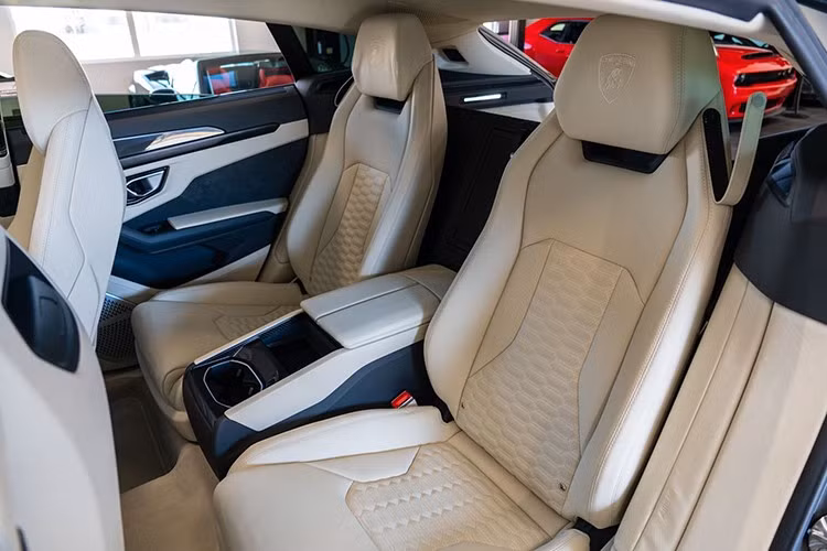 Lamborghini Urus được giới thiệu lần đầu vào năm 2017, sau nhiều năm phát triển kể từ concept trình làng năm 2012. Đây là mẫu siêu SUV đầu tiên trong lịch sử Lamborghini, đồng thời nhanh chóng trở thành dòng xe bán chạy nhất của hãng tại nhiều thị trường nhờ sự kết hợp giữa hiệu năng thể thao và tính tiện dụng