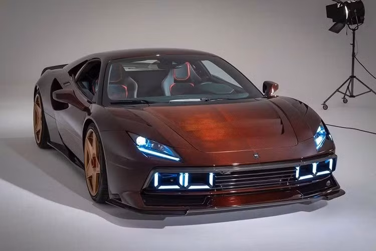 Với nhiều người, F8 Tributo đã trông rất tuyệt vời và có thể nói là đẹp hơn cả chiếc 296 GTB đã thay thế nó. Đáng chú ý, Manifattura Automobili Torino, hợp tác với ZeroACento Automobili, bằng cách nào đó đã khiến F8 trông còn tuyệt vời hơn nữa.