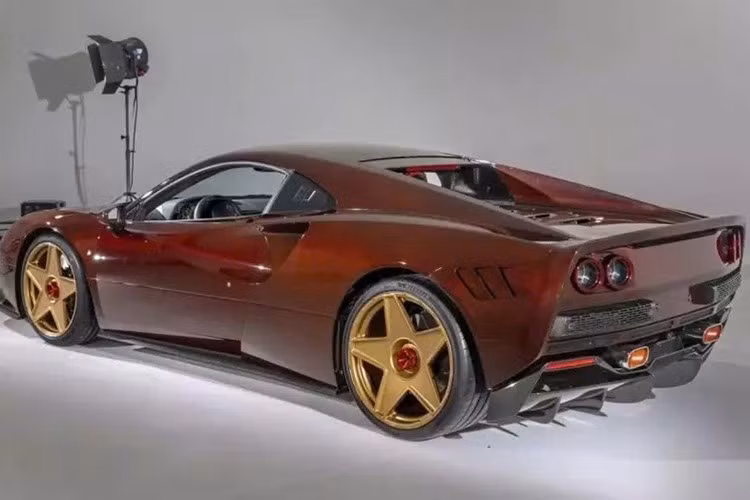 Hiệu suất cũng không hề bị bỏ qua. Động cơ V8 tăng áp kép 3,9 lít của xe đã được nâng cấp để sản sinh công suất hơn 800 mã lực.