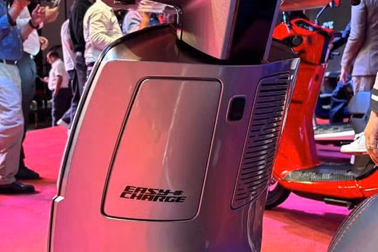 Trợ lý MyKiney AI trên xe có thể cung cấp thông báo, lời chào, nhắc nhở, và phát nhạc qua loa Bluetooth tích hợp. Đặc biệt, nó hỗ trợ tới 14 ngôn ngữ Ấn Độ, cùng tiếng Ý và tiếng Đức dành cho thị trường xuất khẩu.