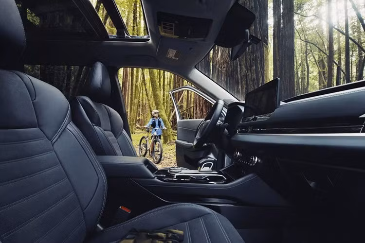 Nội thất Trail Edition tiếp tục mang phong cách tiện nghi và hiện đại của Outlander, với ghế bọc da nhân tạo kết hợp da lộn màu đen, ghế trước có sưởi, cửa sổ trời toàn cảnh, hệ thống âm thanh 8 loa Yamaha...