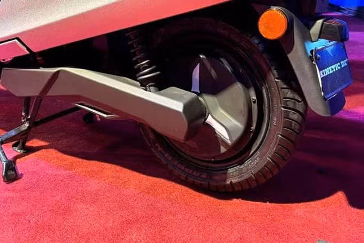 Xe cũng được tích hợp hàng loạt các trang bị thông minh gồm: Cruise control, chế độ hỗ trợ leo dốc (Hill Hold), hỗ trợ lùi xe (Reverse Park Assist), và hệ thống phanh tái tạo năng lượng K-Coast. Xe máy điện mới này được trang bị pin LFP dung lượng 2,6 kW, do Range-X sản xuất.