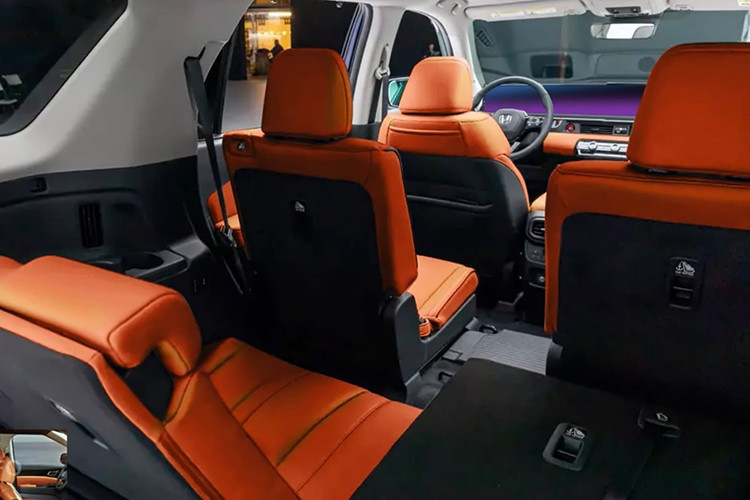 Điểm đáng mừng là các nút bấm vật lý vẫn được giữ lại, tạo sự thuận tiện cho người dùng – khác với cách tiếp cận loại bỏ hoàn toàn nút vật lý như trên Mazda CX-5 thế hệ mới.